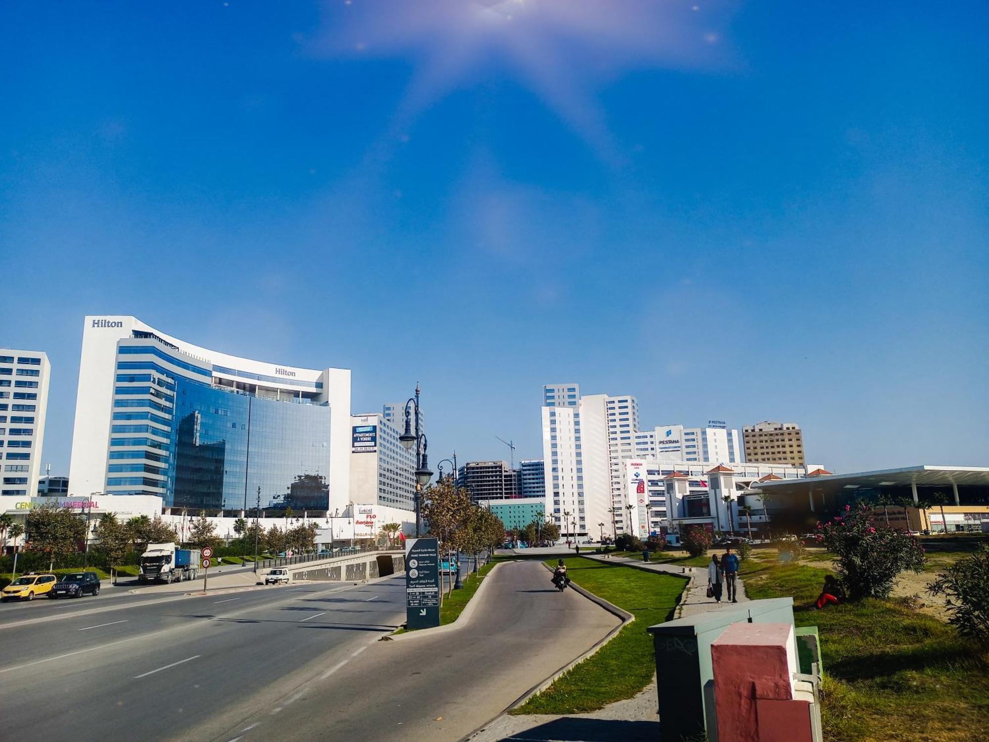 Amazing Appartement " Avec Climatisation " Au Centre Ville En Face Hilton & Gare Train De Tgv De Tanger 2N タンジェ エクステリア 写真