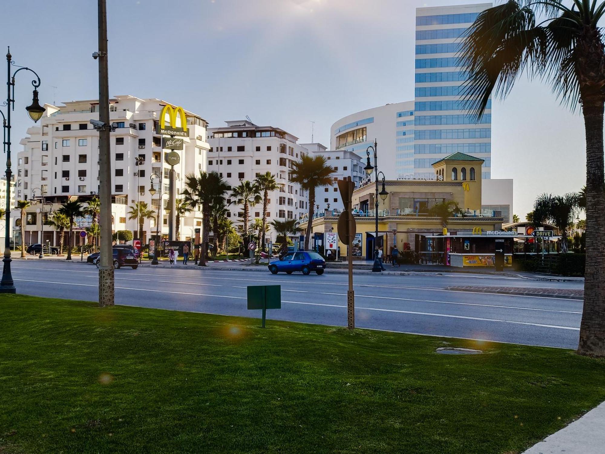 Amazing Appartement " Avec Climatisation " Au Centre Ville En Face Hilton & Gare Train De Tgv De Tanger 2N タンジェ エクステリア 写真
