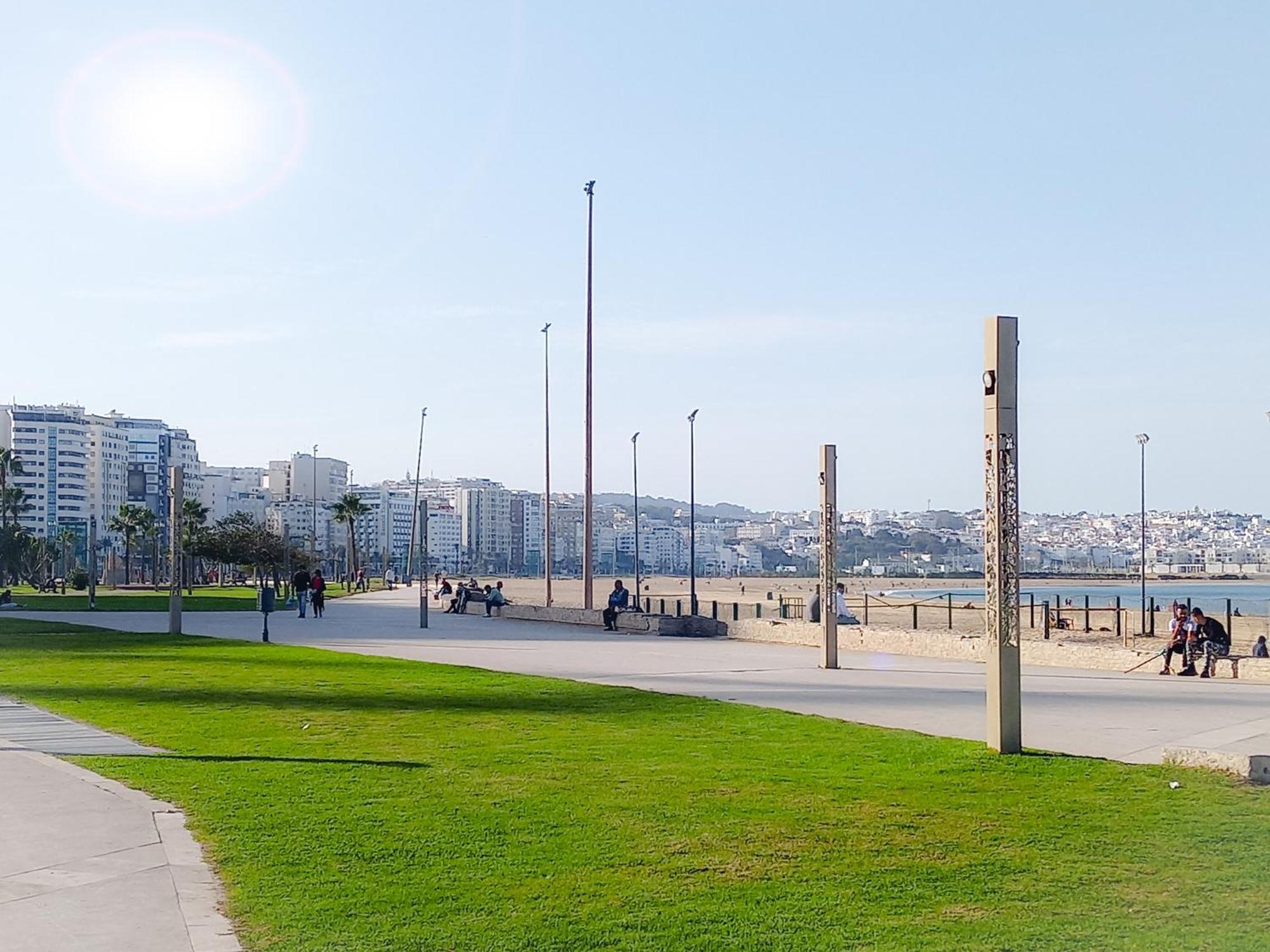 Amazing Appartement " Avec Climatisation " Au Centre Ville En Face Hilton & Gare Train De Tgv De Tanger 2N タンジェ エクステリア 写真