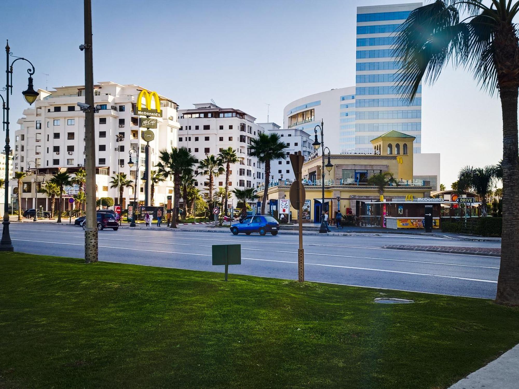 Amazing Appartement " Avec Climatisation " Au Centre Ville En Face Hilton & Gare Train De Tgv De Tanger 2N タンジェ エクステリア 写真